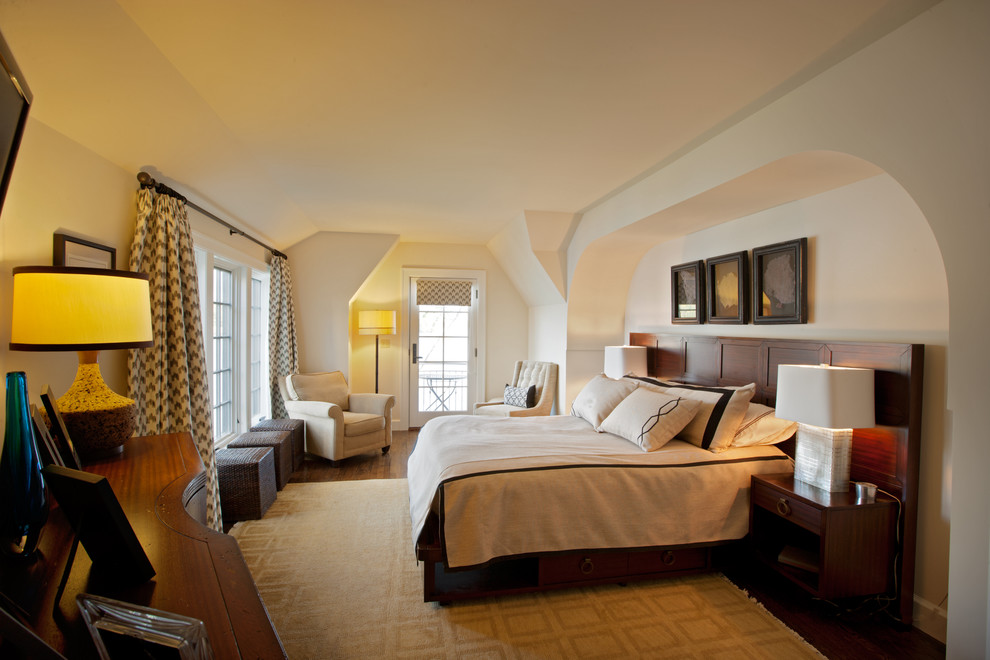 Пример оригинального дизайна: спальня на мансарде в классическом стиле с бежевыми стенами