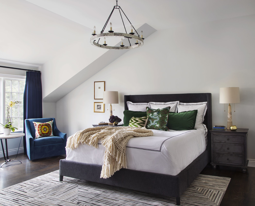 Источник вдохновения для домашнего уюта: спальня в стиле неоклассика (современная классика) с белыми стенами, темным паркетным полом, коричневым полом и синими шторами