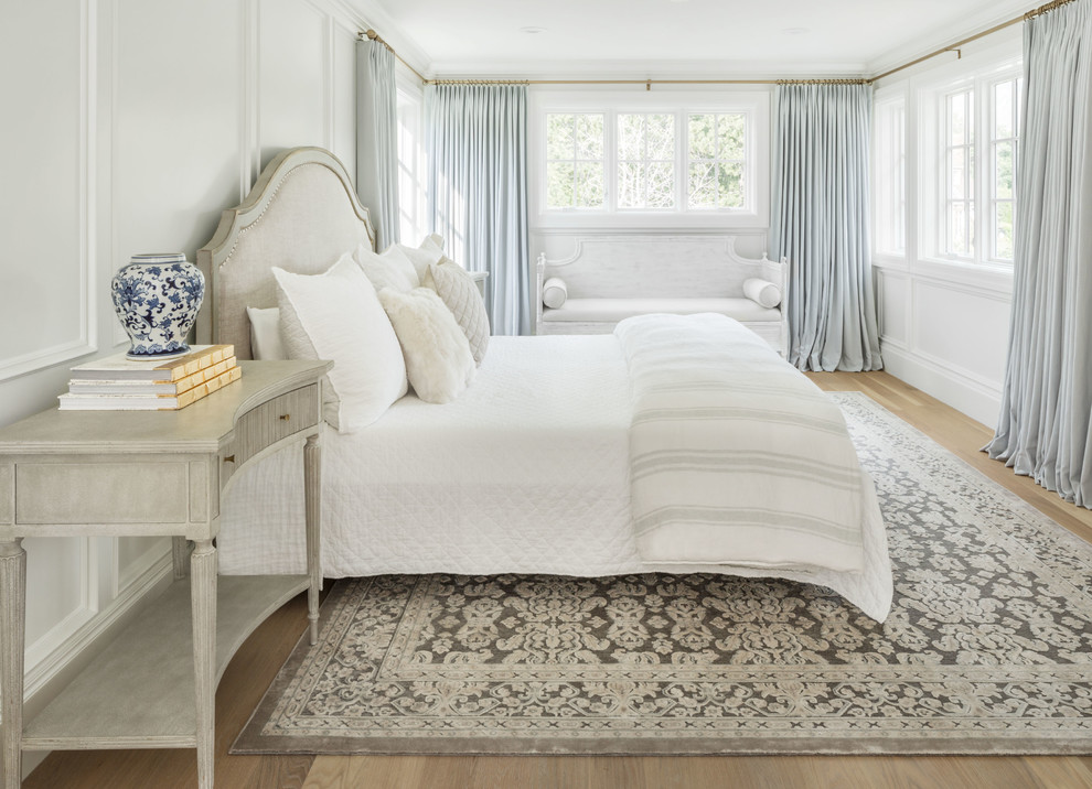 Immagine di una camera da letto chic con pareti bianche, parquet chiaro, nessun camino e pavimento marrone