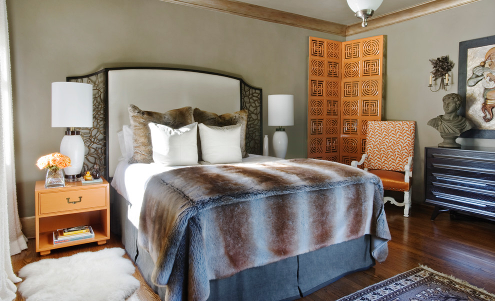 Immagine di una camera degli ospiti tradizionale con pavimento in legno massello medio, pavimento marrone e pareti beige