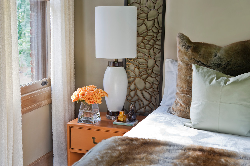 Modelo de habitación de invitados tradicional con paredes beige, suelo de madera en tonos medios y suelo marrón