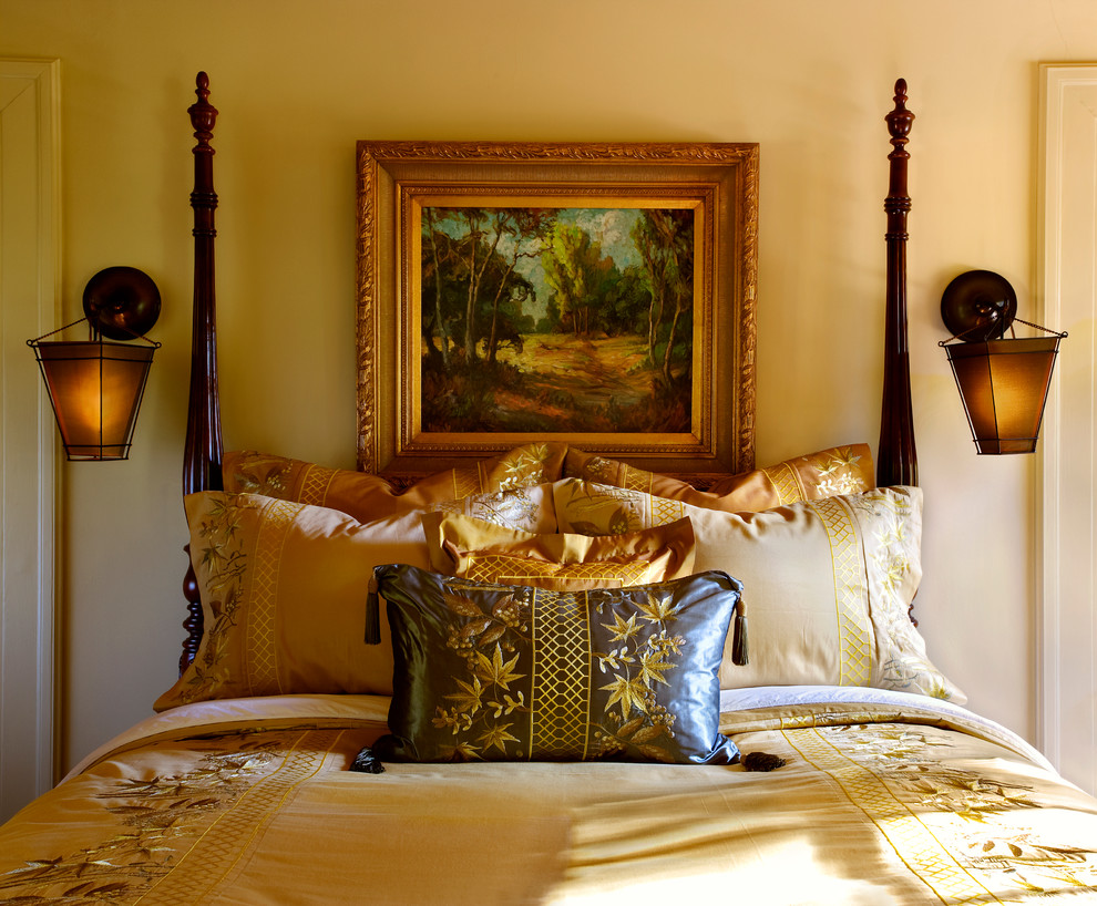 Источник вдохновения для домашнего уюта: гостевая спальня (комната для гостей) в классическом стиле с бежевыми стенами, паркетным полом среднего тона и коричневым полом
