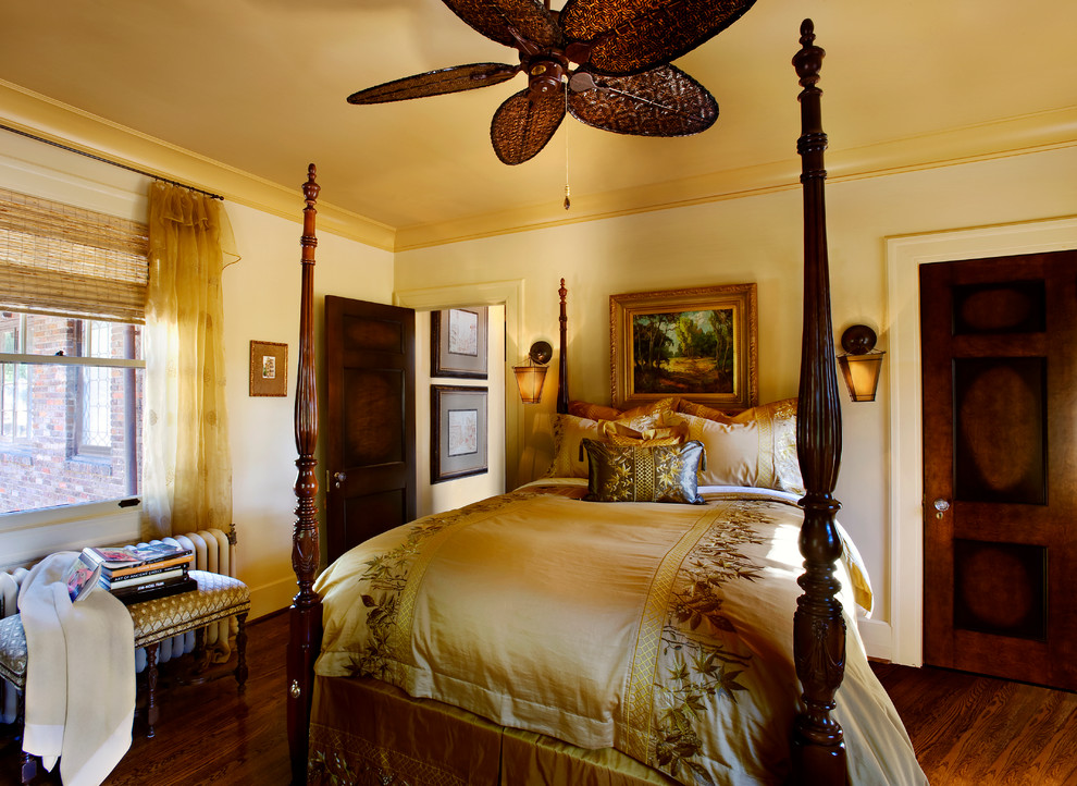 Idée de décoration pour une chambre d'amis tradition avec un mur beige, un sol en bois brun et un sol marron.