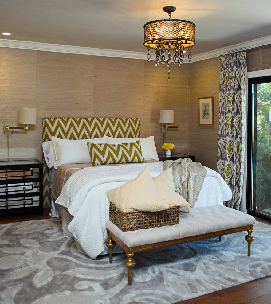 Immagine di una camera da letto classica con pareti marroni e parquet scuro