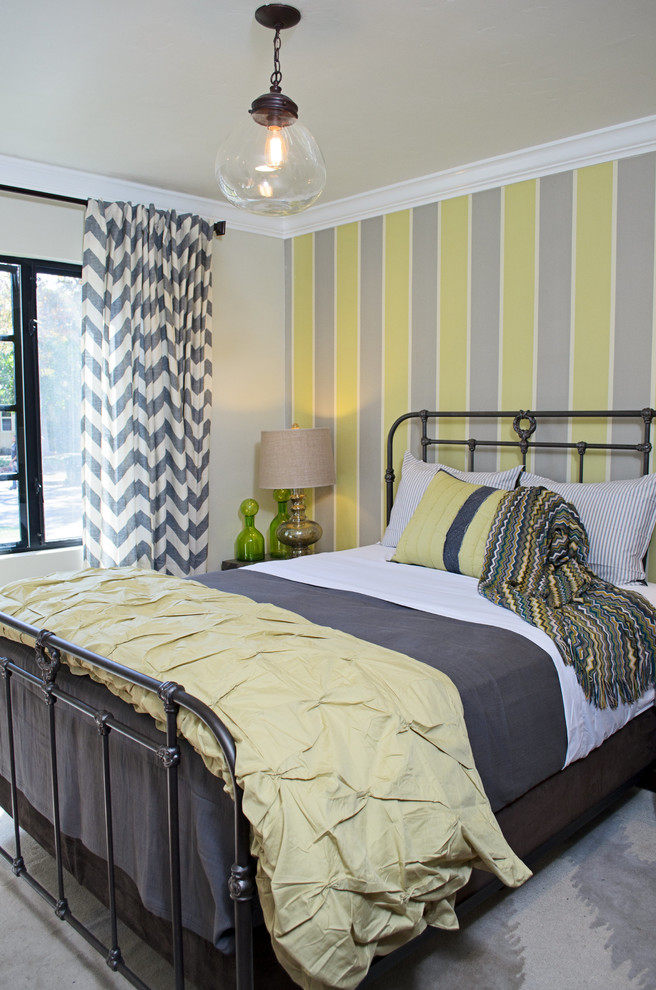 Idées déco pour une chambre grise et jaune classique avec un mur multicolore.