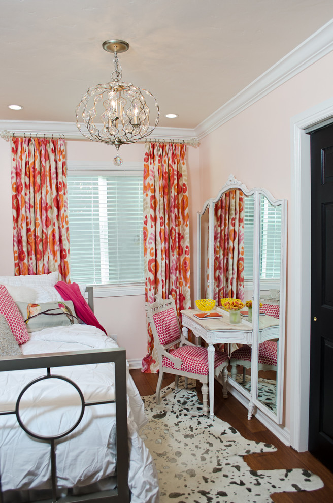Klassisches Schlafzimmer mit rosa Wandfarbe und dunklem Holzboden in Los Angeles