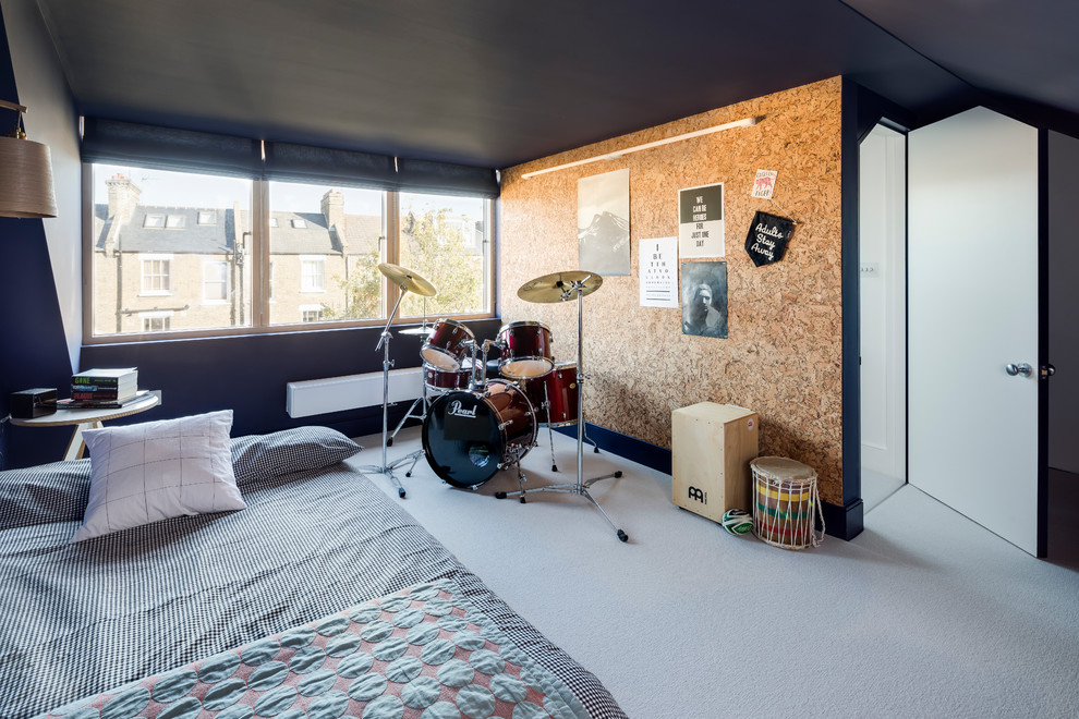 Ejemplo de habitación de invitados moderna grande con paredes azules, moqueta, suelo gris y papel pintado