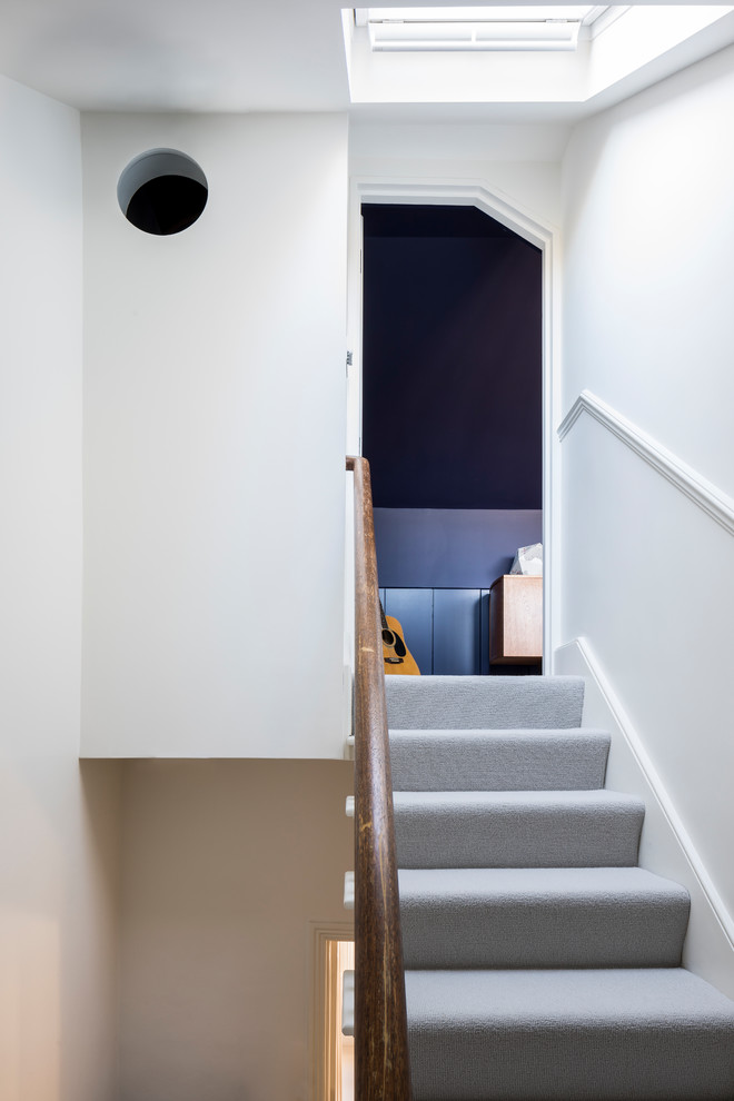 Diseño de habitación de invitados minimalista grande con paredes grises, moqueta, suelo gris y papel pintado