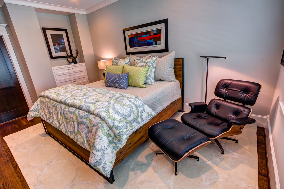 Свежая идея для дизайна: гостевая спальня (комната для гостей), среднего размера в стиле неоклассика (современная классика) с серыми стенами и паркетным полом среднего тона - отличное фото интерьера