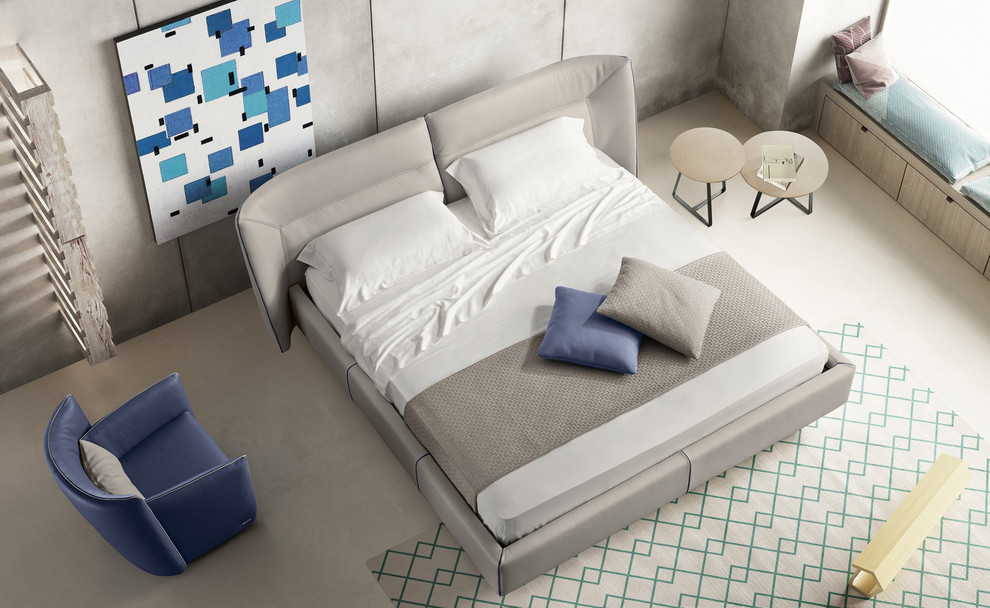 Идея дизайна: большая спальня на антресоли в современном стиле с серыми стенами, бетонным полом и серым полом без камина