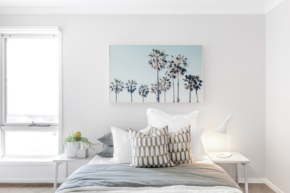 Modelo de dormitorio contemporáneo con paredes beige, moqueta y suelo beige