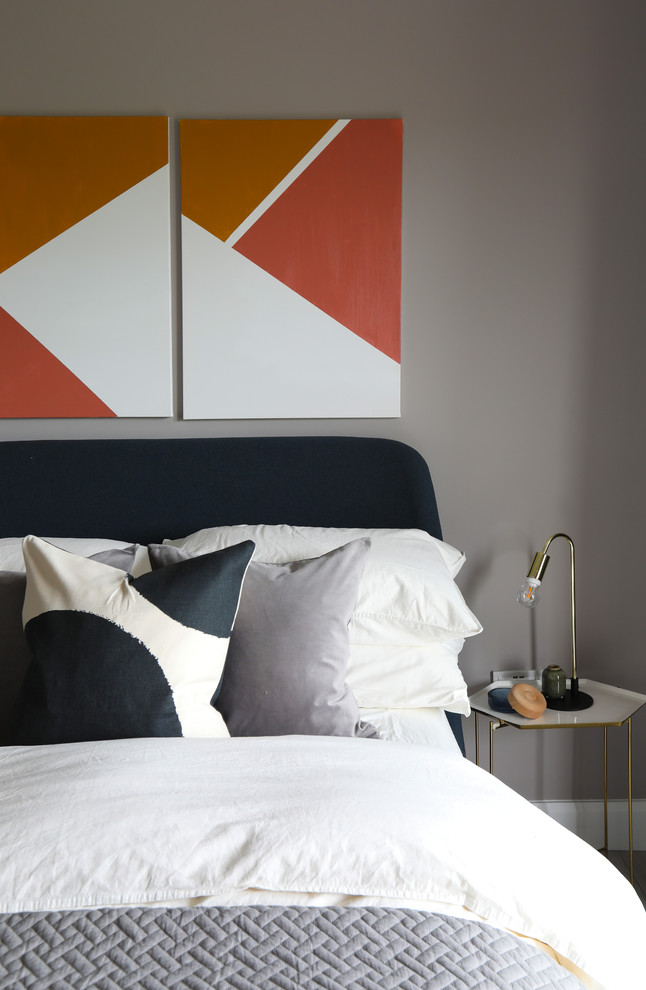 Источник вдохновения для домашнего уюта: гостевая спальня (комната для гостей) в современном стиле с серыми стенами и полом из ламината