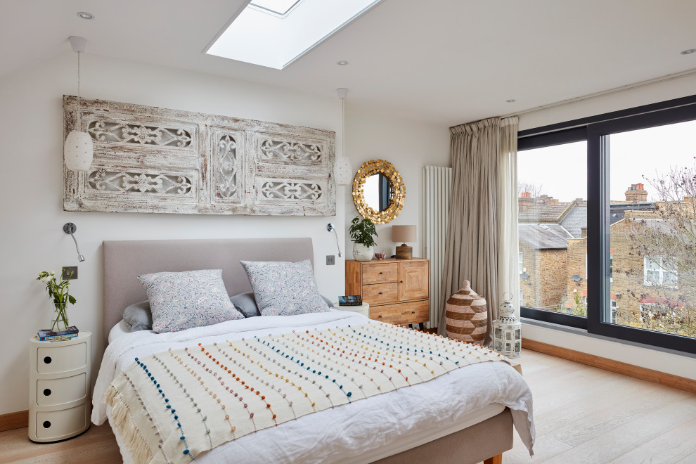 Modernes Gästezimmer mit weißer Wandfarbe und hellem Holzboden in London
