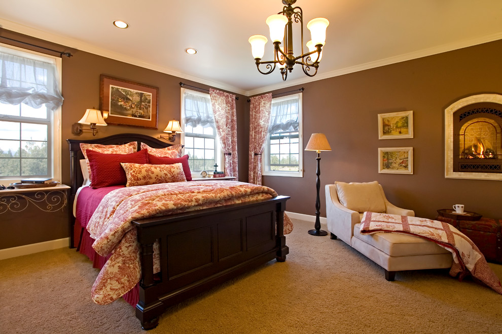 他の地域にある広いトラディショナルスタイルのおしゃれな主寝室 (茶色い壁、カーペット敷き、暖炉なし)