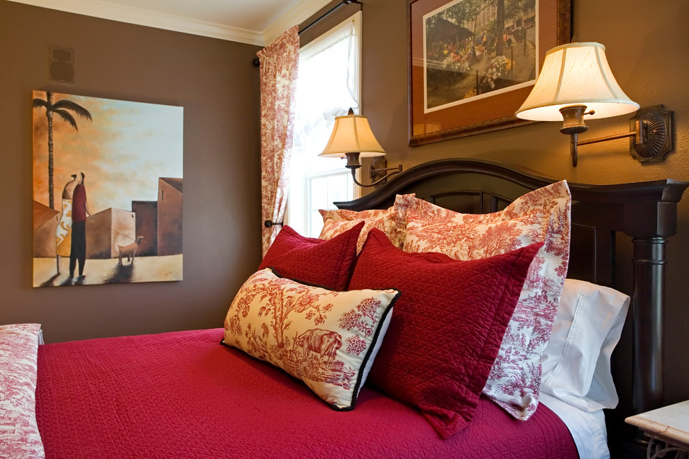 Идея дизайна: большая хозяйская спальня в классическом стиле с коричневыми стенами и ковровым покрытием без камина