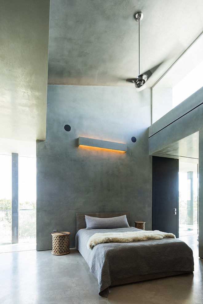 На фото: гостевая спальня среднего размера, (комната для гостей) в стиле модернизм с бетонным полом с