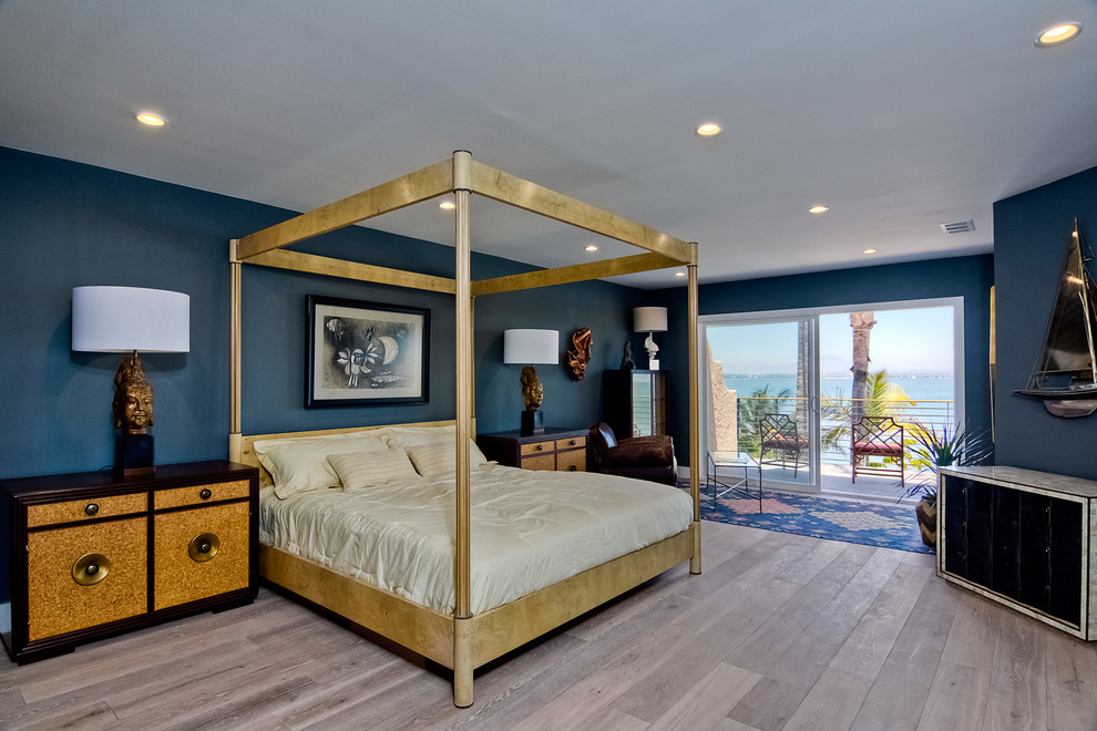 Großes Eklektisches Hauptschlafzimmer mit hellem Holzboden, blauer Wandfarbe und grauem Boden in San Diego