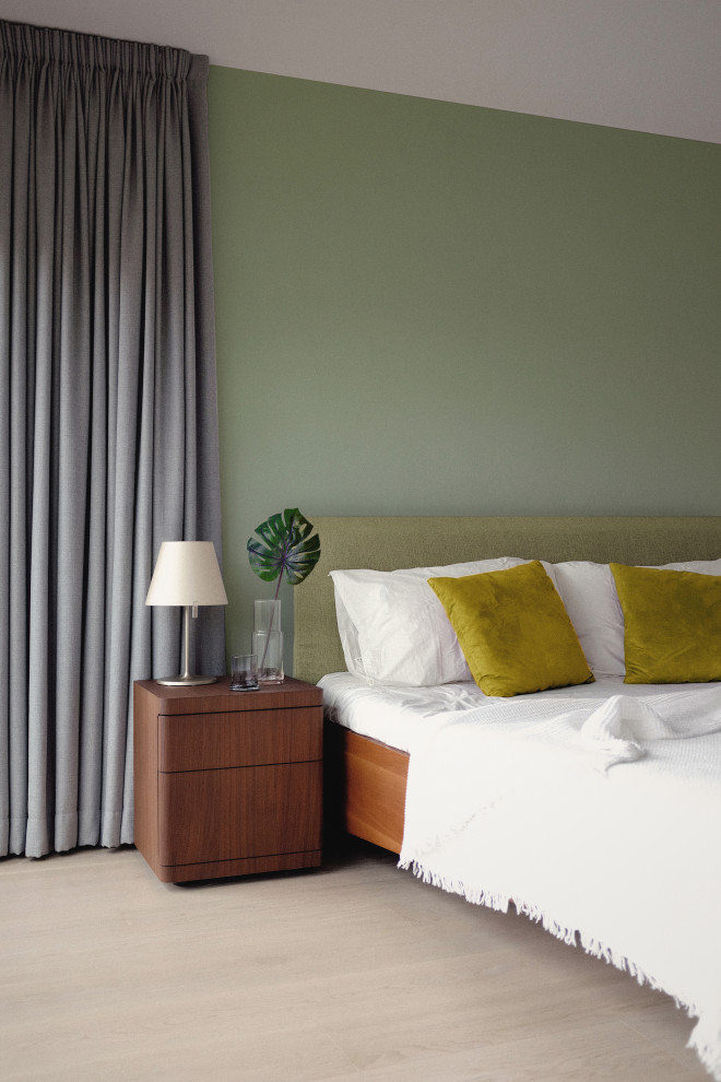 Réalisation d'une chambre parentale minimaliste de taille moyenne avec un mur vert, parquet clair et un sol beige.