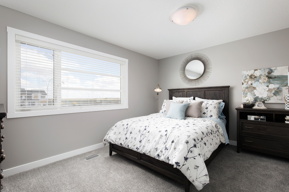 Стильный дизайн: хозяйская спальня среднего размера в современном стиле с серыми стенами, ковровым покрытием и серым полом - последний тренд