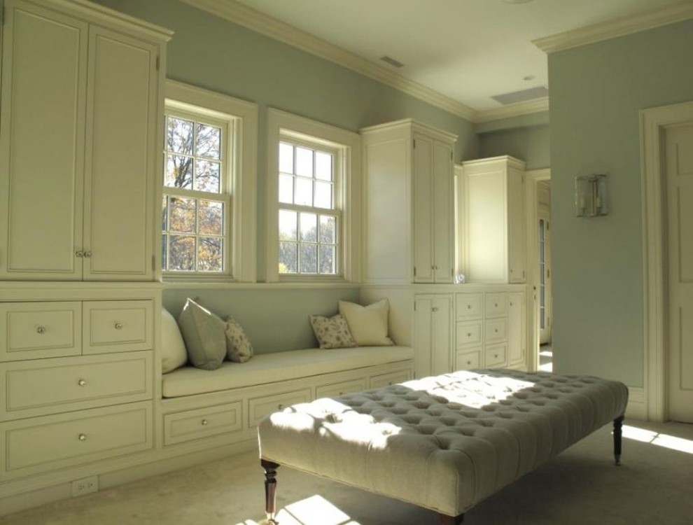 Inspiration pour une chambre traditionnelle de taille moyenne avec un mur vert, aucune cheminée et un sol beige.