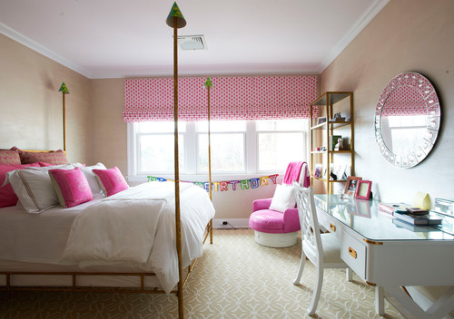 На фото: гостевая спальня среднего размера, (комната для гостей) в стиле неоклассика (современная классика) без камина с