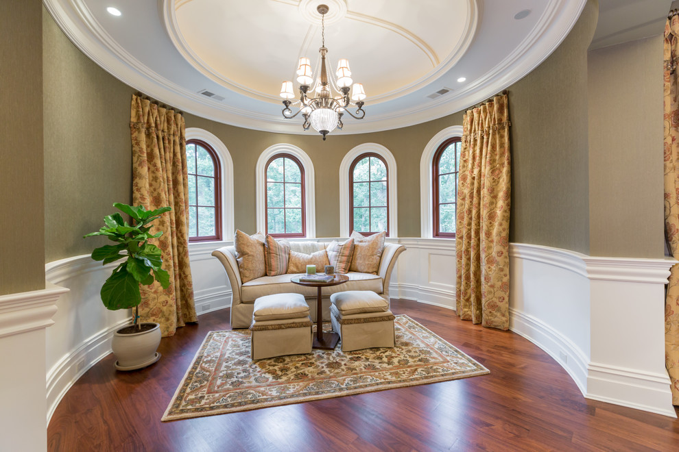 Großes Klassisches Hauptschlafzimmer mit grüner Wandfarbe und braunem Holzboden in Washington, D.C.