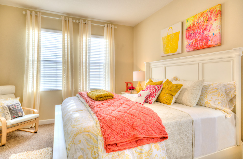 На фото: спальня в морском стиле с бежевыми стенами и ковровым покрытием