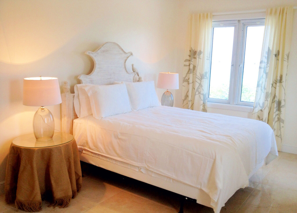 Exemple d'une chambre d'amis bord de mer de taille moyenne avec un mur beige et un sol en carrelage de porcelaine.