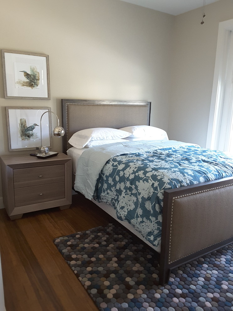 Mittelgroßes Klassisches Gästezimmer ohne Kamin mit beiger Wandfarbe, braunem Holzboden und braunem Boden in Tampa