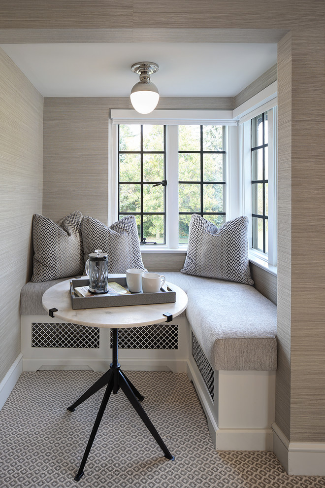 Идея дизайна: спальня в стиле неоклассика (современная классика) с серыми стенами, ковровым покрытием и серым полом