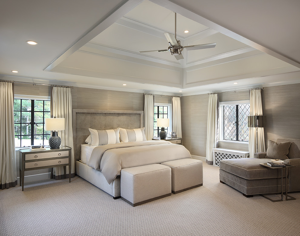 Пример оригинального дизайна: хозяйская спальня в стиле неоклассика (современная классика) с серыми стенами, ковровым покрытием и серым полом без камина