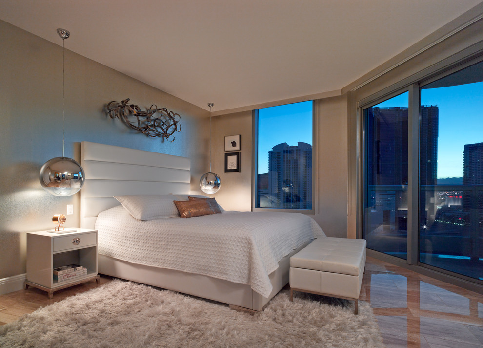 Ejemplo de dormitorio principal contemporáneo con suelo de mármol y paredes multicolor