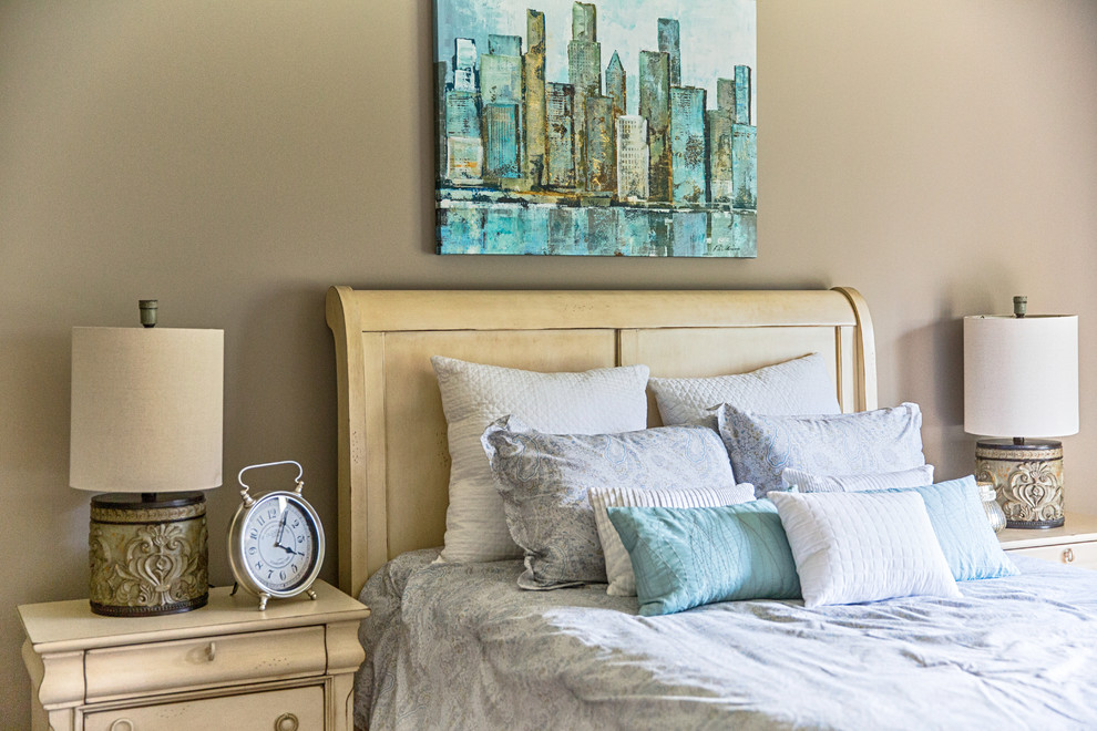 Foto de dormitorio principal clásico renovado con paredes grises, moqueta y suelo beige