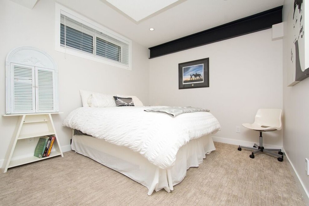 На фото: гостевая спальня среднего размера, (комната для гостей) в стиле неоклассика (современная классика) с серыми стенами, ковровым покрытием и бежевым полом