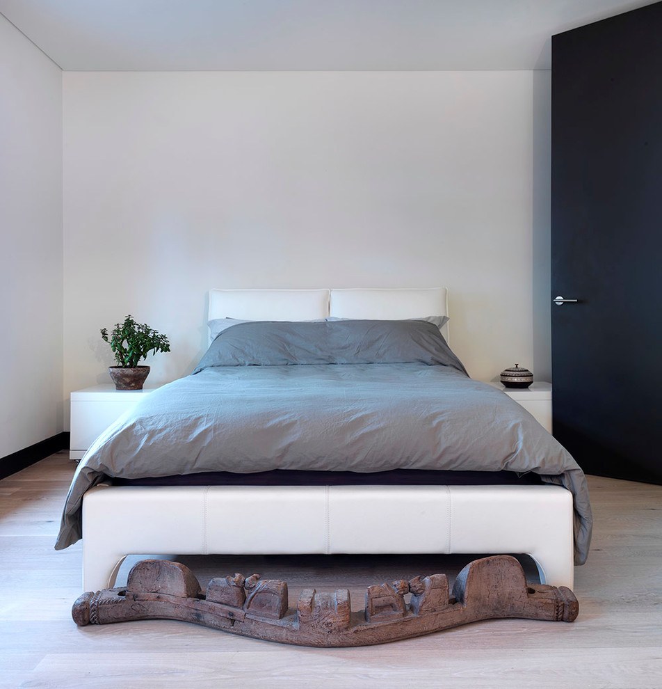 Modelo de dormitorio gris y blanco contemporáneo con paredes blancas