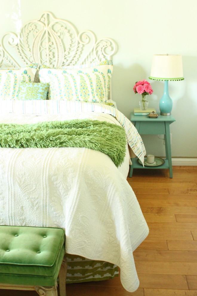 На фото: спальня в стиле рустика с зелеными стенами и паркетным полом среднего тона с