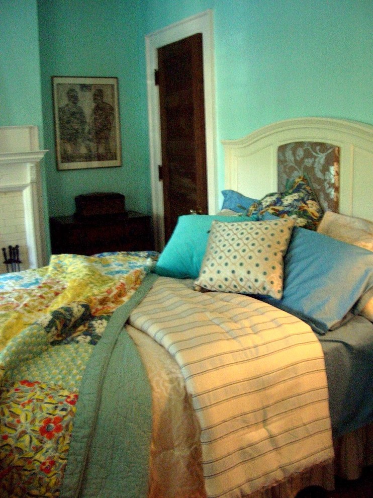 Foto de dormitorio principal ecléctico de tamaño medio con paredes verdes y suelo de madera clara