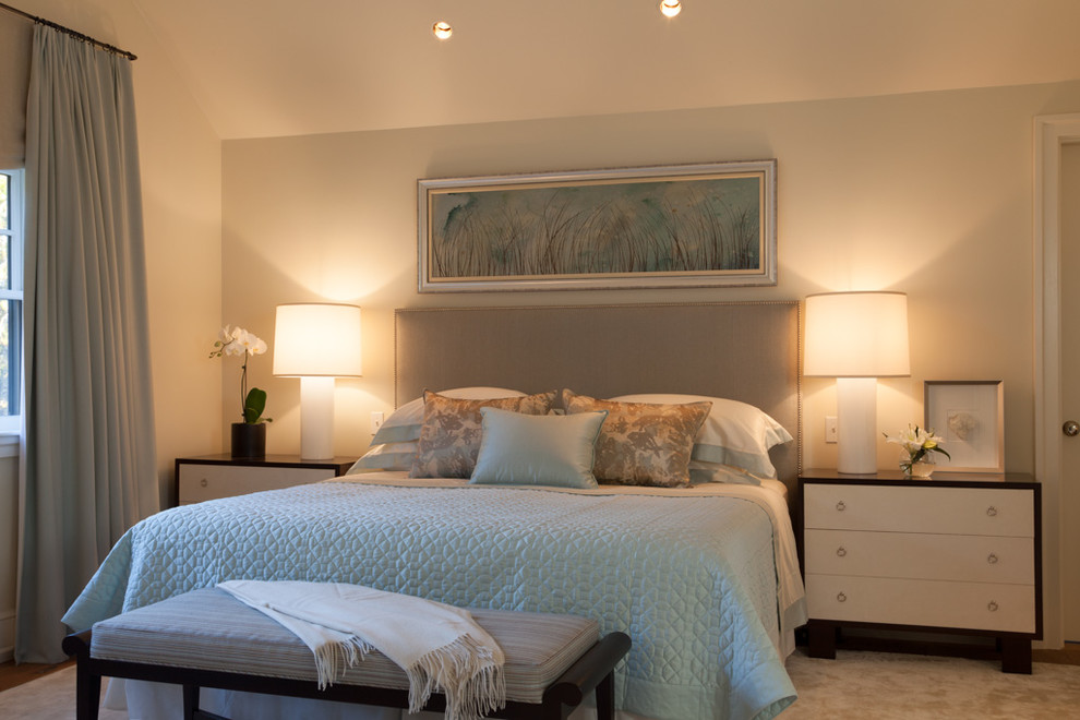 Ejemplo de dormitorio principal clásico renovado de tamaño medio sin chimenea con paredes beige y suelo de madera en tonos medios