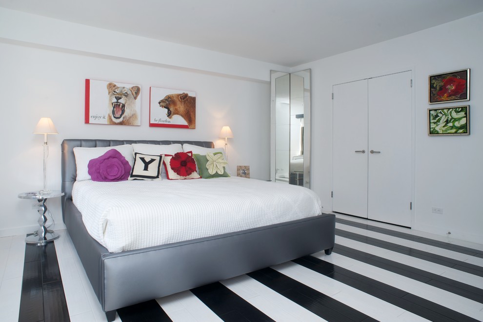 Пример оригинального дизайна: хозяйская спальня среднего размера в современном стиле с белыми стенами, деревянным полом и разноцветным полом без камина