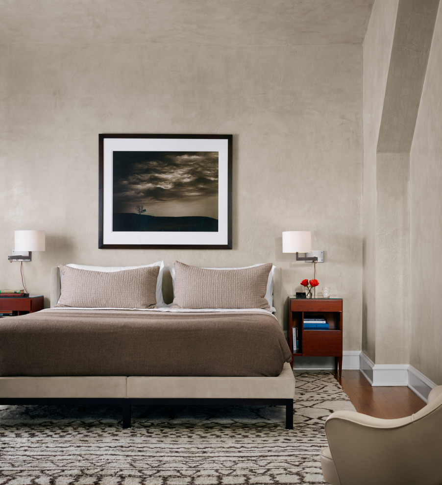 Großes Klassisches Hauptschlafzimmer mit grauer Wandfarbe, braunem Holzboden, braunem Boden und gewölbter Decke in Dallas