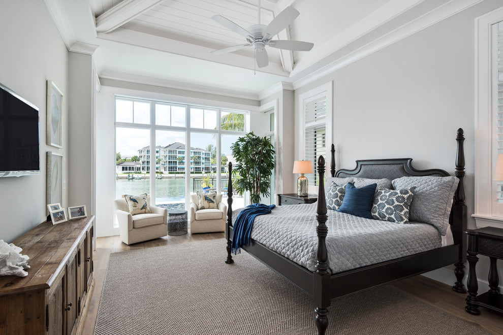 Maritimes Hauptschlafzimmer mit grauer Wandfarbe, braunem Holzboden und braunem Boden in Miami