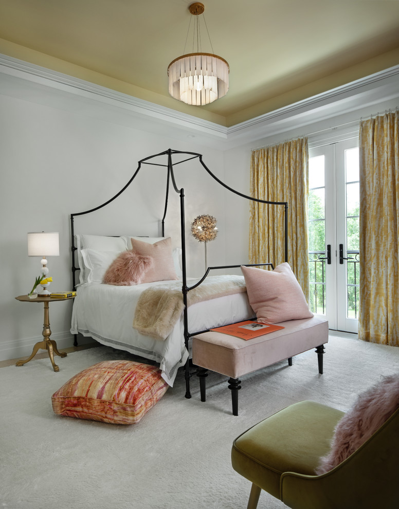 Inspiration pour une chambre avec moquette grise et rose traditionnelle avec un mur gris et un sol gris.