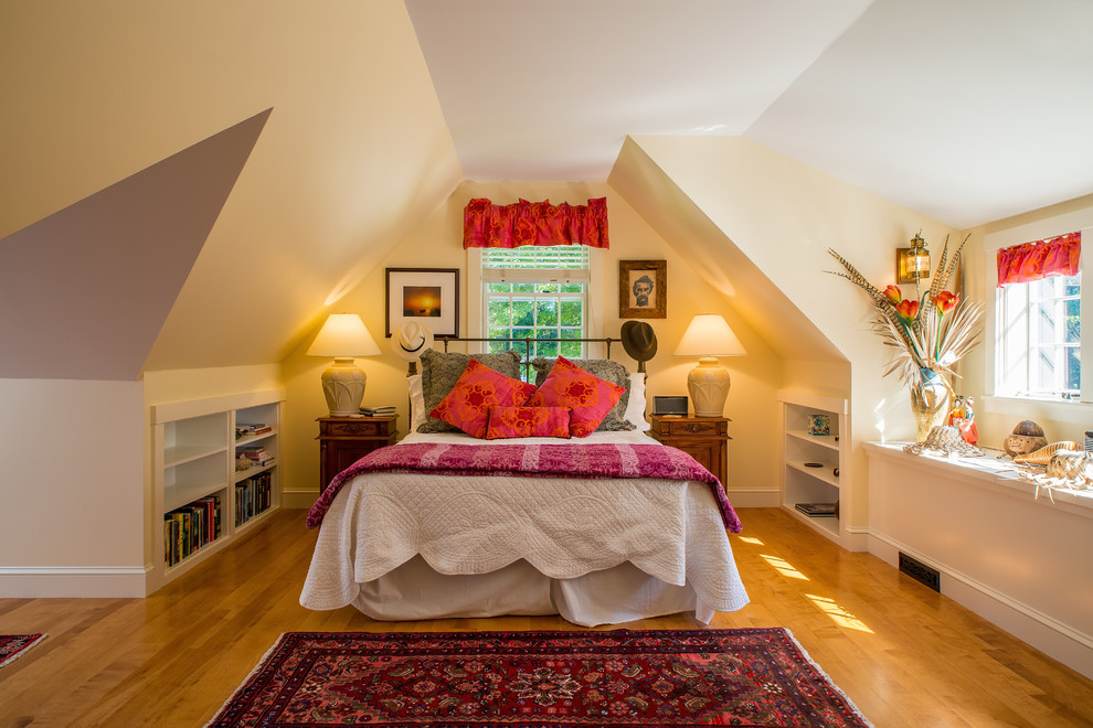 ボストンにあるカントリー風のおしゃれな客用寝室 (白い壁、無垢フローリング、茶色い床) のレイアウト