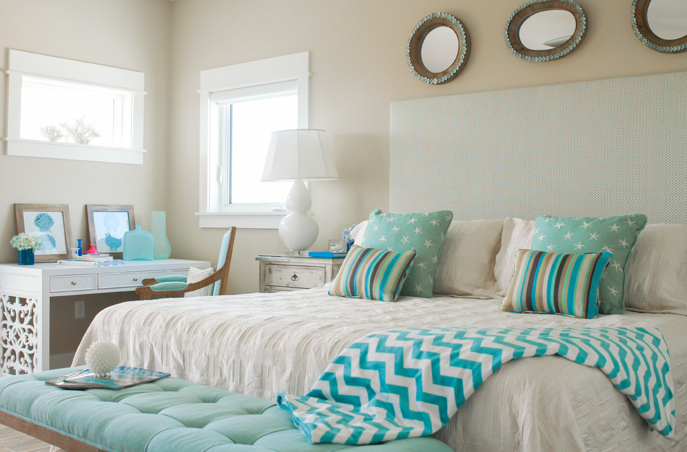 Mittelgroßes Maritimes Hauptschlafzimmer mit beiger Wandfarbe und Porzellan-Bodenfliesen in Tampa