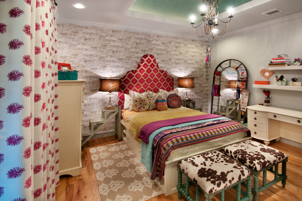 Ejemplo de dormitorio bohemio de tamaño medio con paredes grises, suelo de madera en tonos medios y suelo marrón