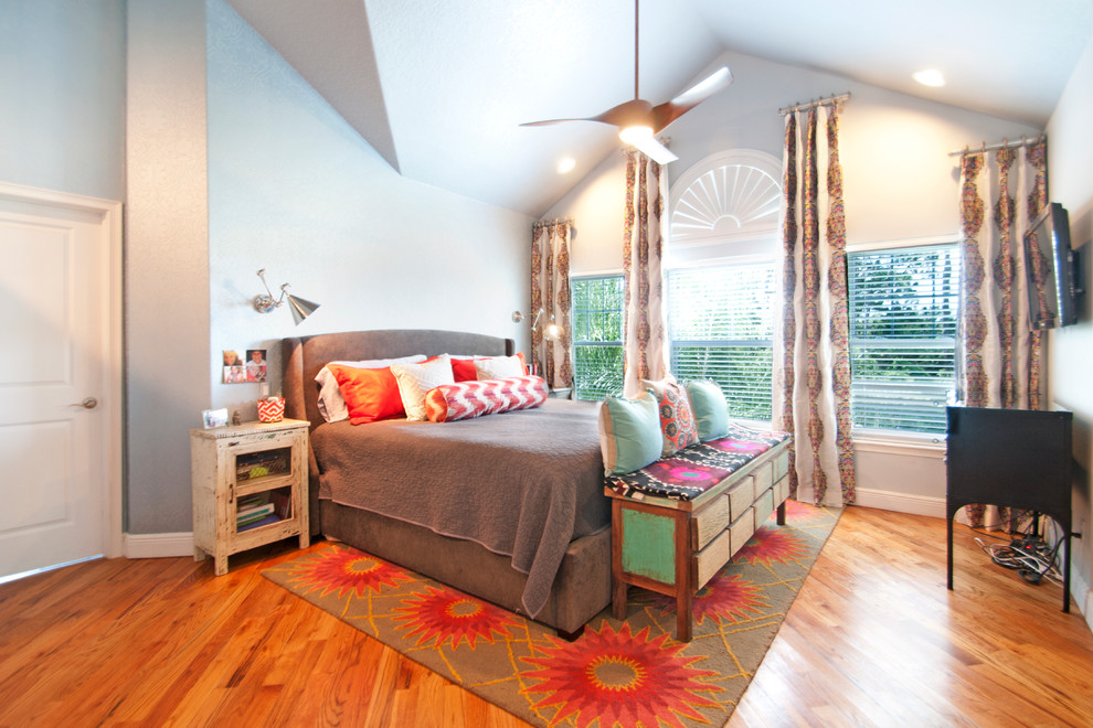 Источник вдохновения для домашнего уюта: спальня в стиле фьюжн с серыми стенами, паркетным полом среднего тона и оранжевым полом без камина