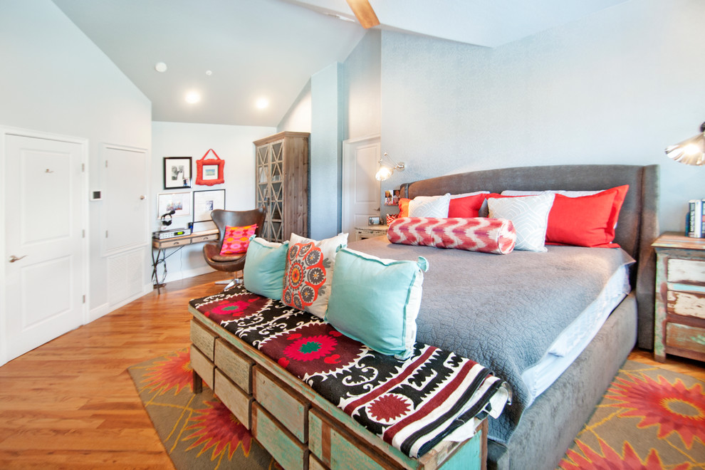 Стильный дизайн: большая спальня в стиле фьюжн с серыми стенами, паркетным полом среднего тона и коричневым полом - последний тренд