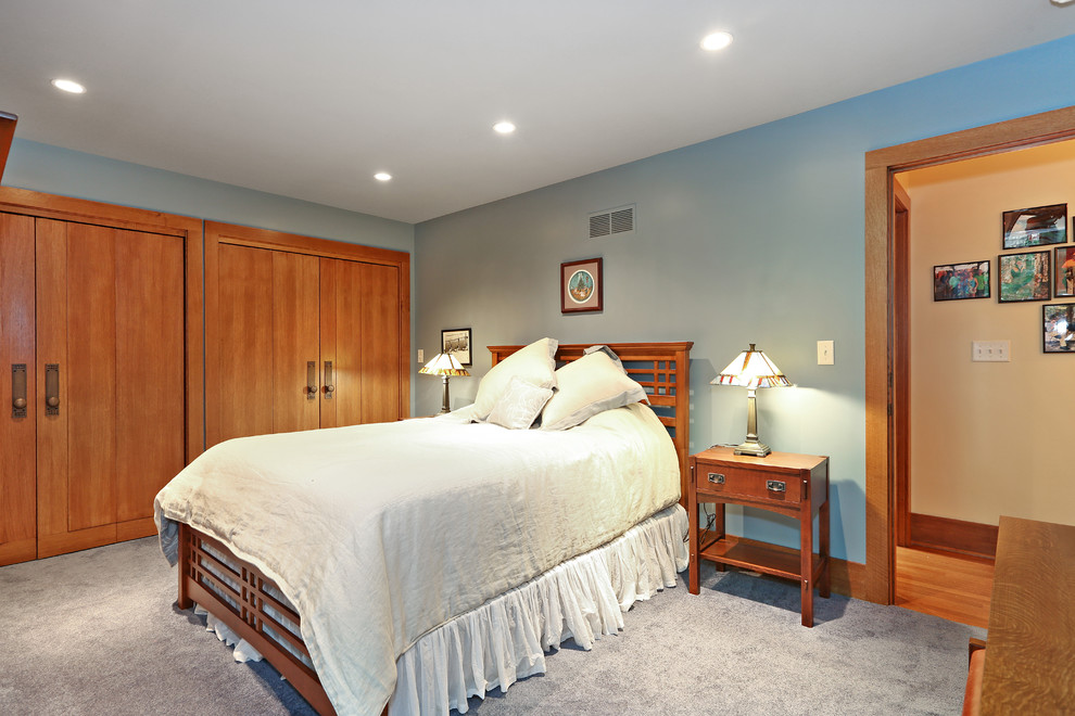 Пример оригинального дизайна: гостевая спальня среднего размера, (комната для гостей), в белых тонах с отделкой деревом в стиле ретро с синими стенами, ковровым покрытием, серым полом, обоями на стенах и потолком с обоями без камина