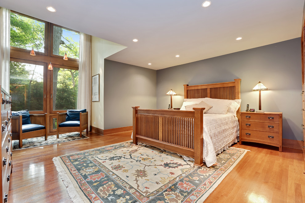 シカゴにある広いミッドセンチュリースタイルのおしゃれな主寝室 (青い壁、無垢フローリング、暖炉なし、茶色い床、クロスの天井、壁紙、白い天井) のレイアウト