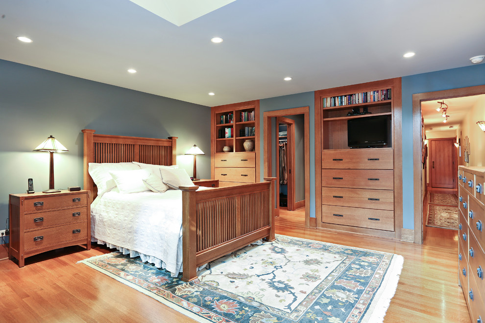 Diseño de dormitorio principal, blanco y blanco y madera vintage grande sin chimenea con paredes azules, suelo de madera en tonos medios, suelo marrón, papel pintado, papel pintado y con escritorio